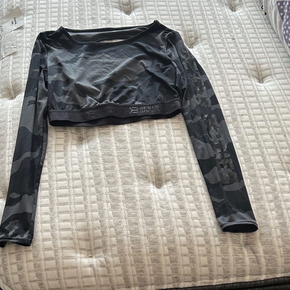 BETTER BODIES Gray Camo Long Sleeve Crop Top